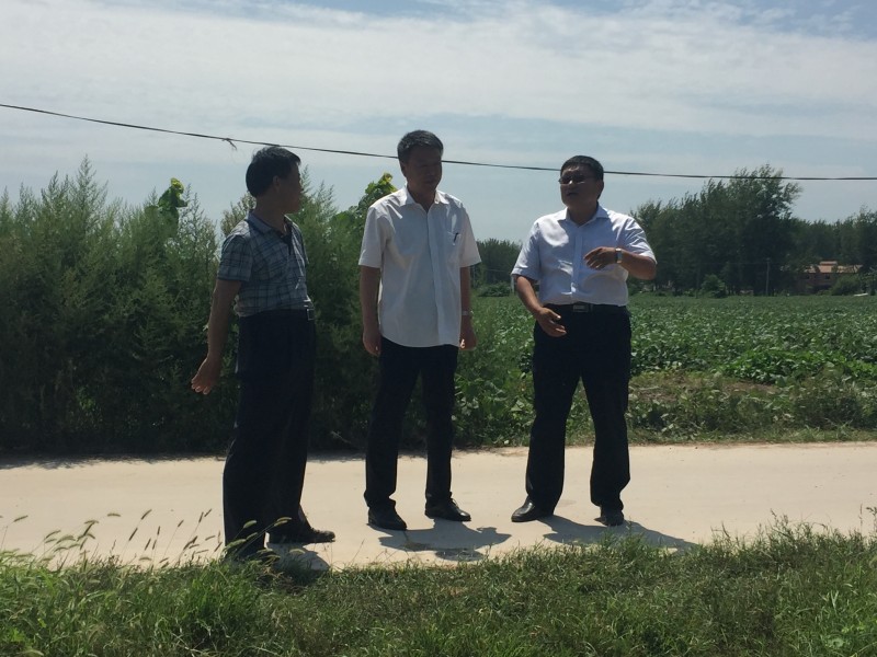 全豐航空董事長(zhǎng)王志國(guó)（右一）在介紹泗縣30萬畝作業(yè)進(jìn)展情況